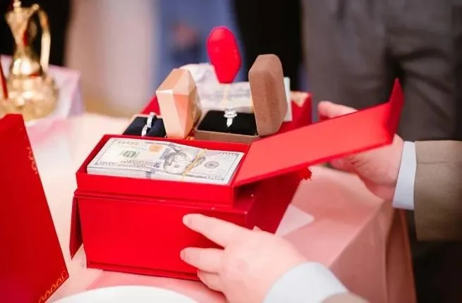 co-dau-hau-giang-gay-sot-voi-hoi-mon-400-vien-kim-cuong (8)