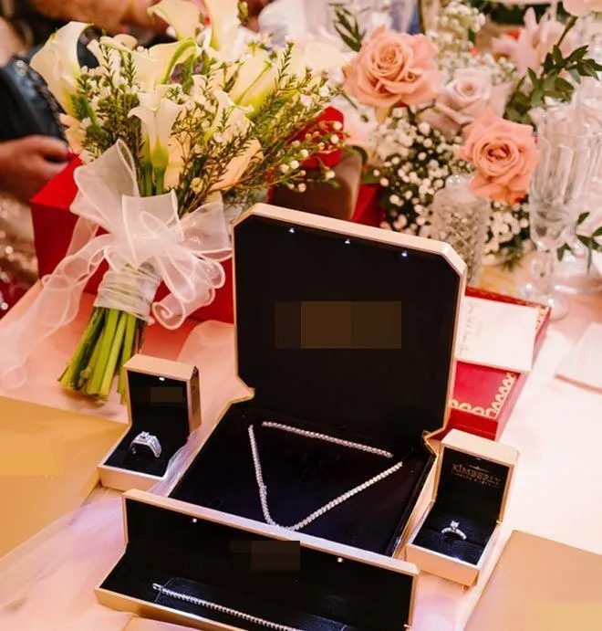 co-dau-hau-giang-gay-sot-voi-hoi-mon-400-vien-kim-cuong (9)