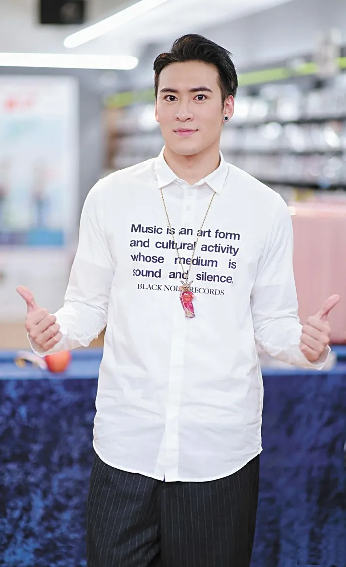 nam-dien-vien-noi-tieng-bo-nghe-mo-sap-ban-ga-o-cho-cung-ban-gai (3)