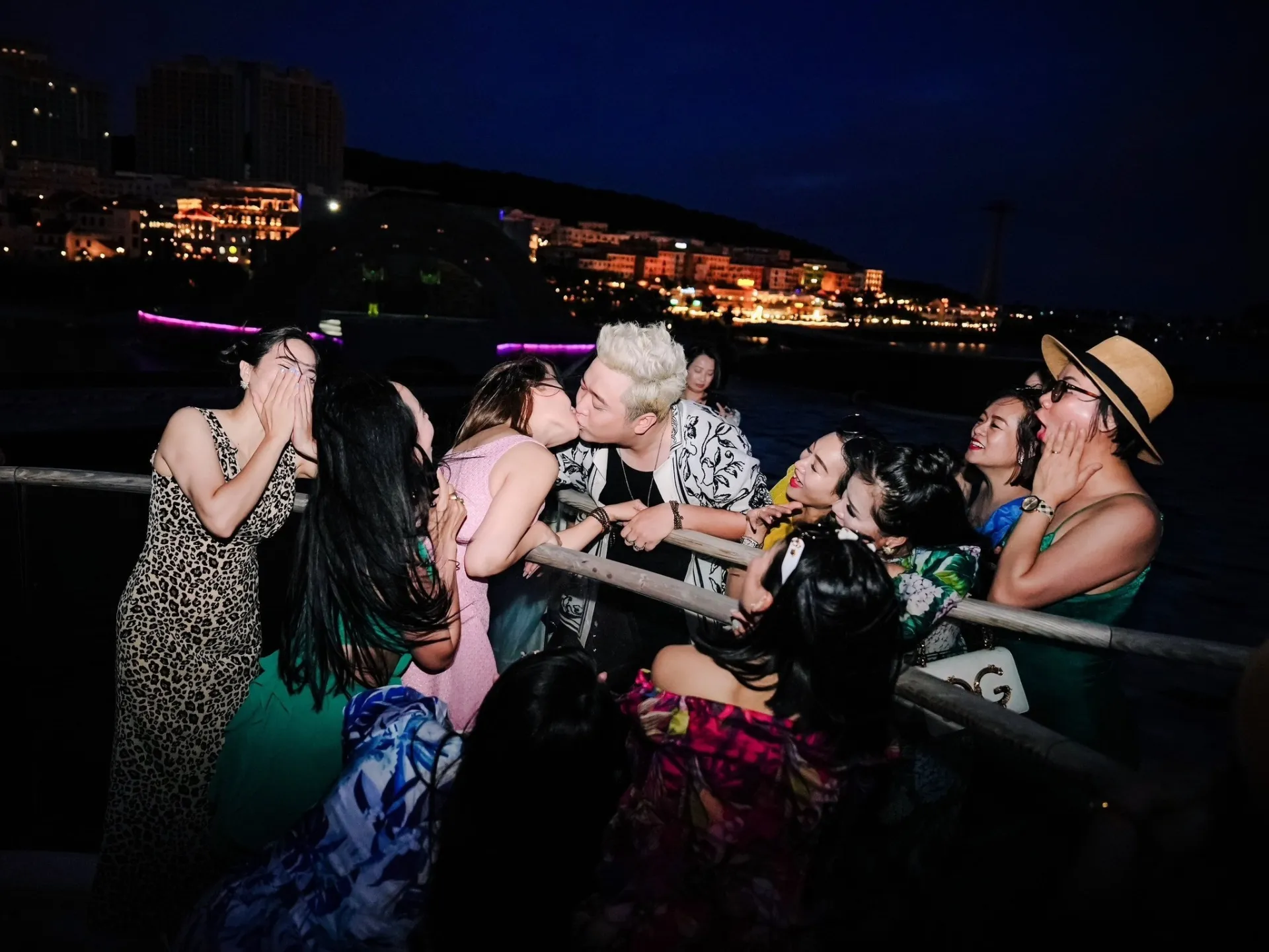 Yanbi-Thu-cuoi-cau-hon-ban-gai (10)