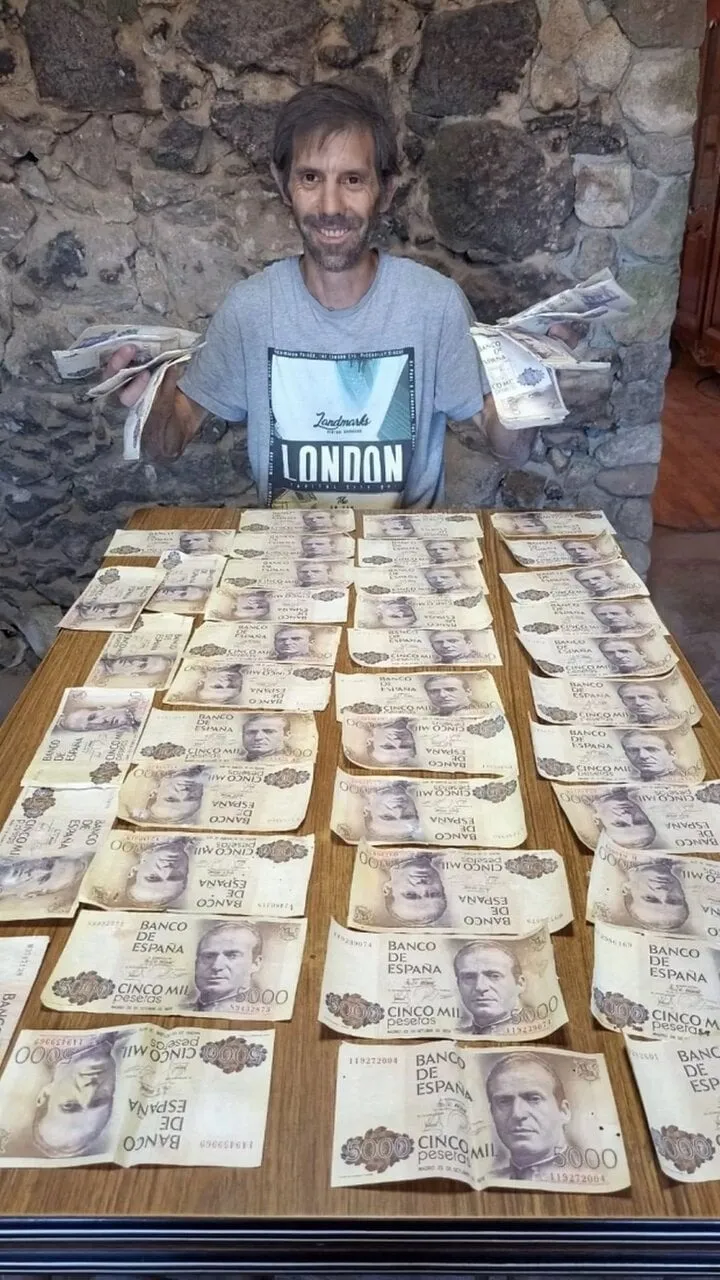 nguoi-dan-ong-sua-nha-thay-1-4-ty-giau-trong-tuong (1)