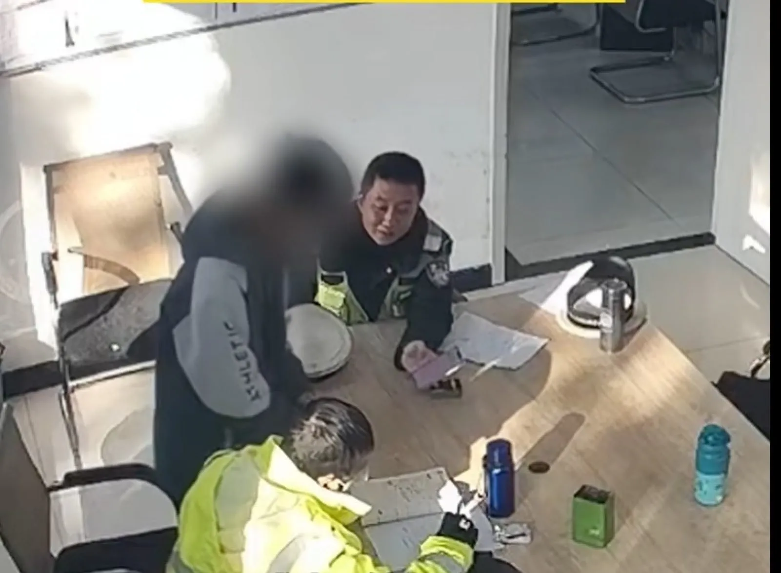 bi-ep-hoc-qua-nhieu-cau-be-meu-mao-den-to-cao-lop-day-them (3)