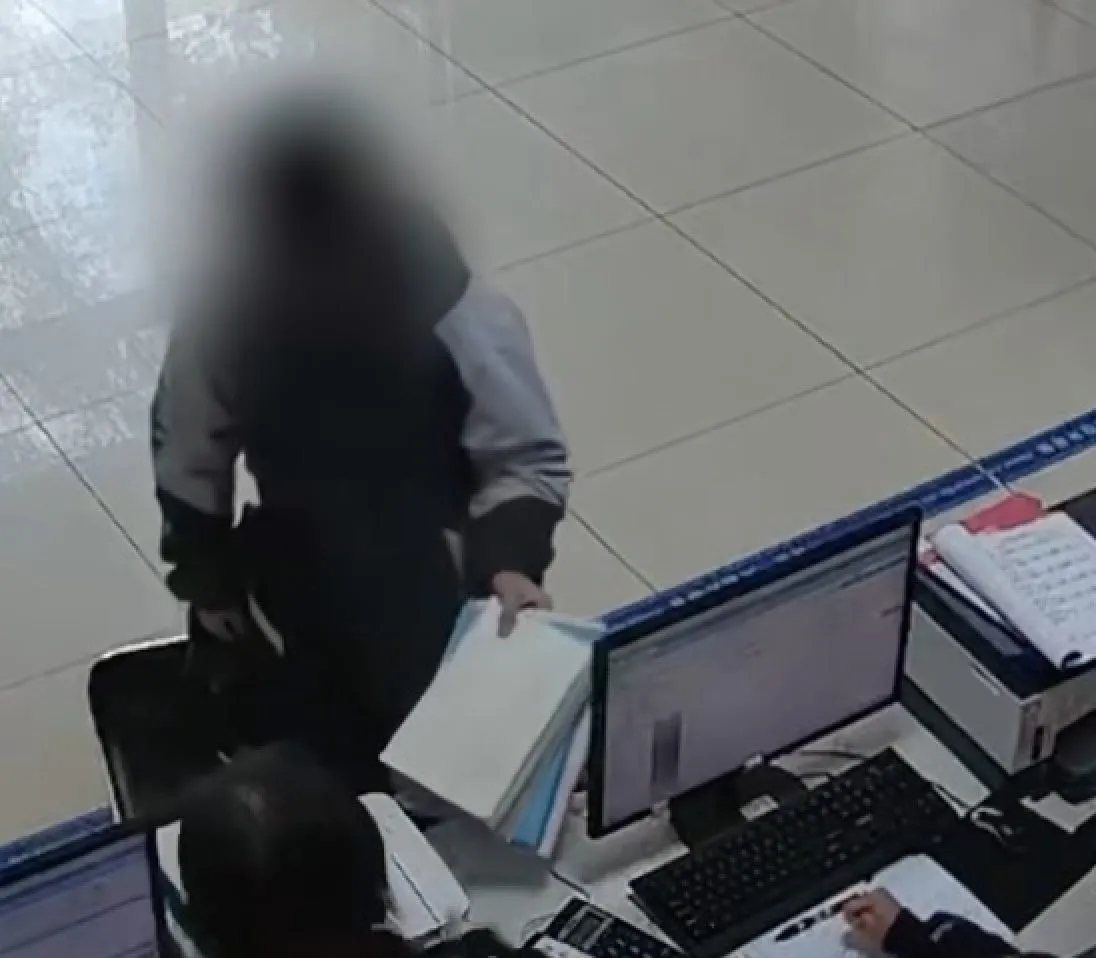 bi-ep-hoc-qua-nhieu-cau-be-meu-mao-den-to-cao-lop-day-them (4)