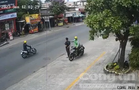 nguoi-dan-ong-giat-day-chuyen-xau-nhan-vang-24k-cua-co-dau