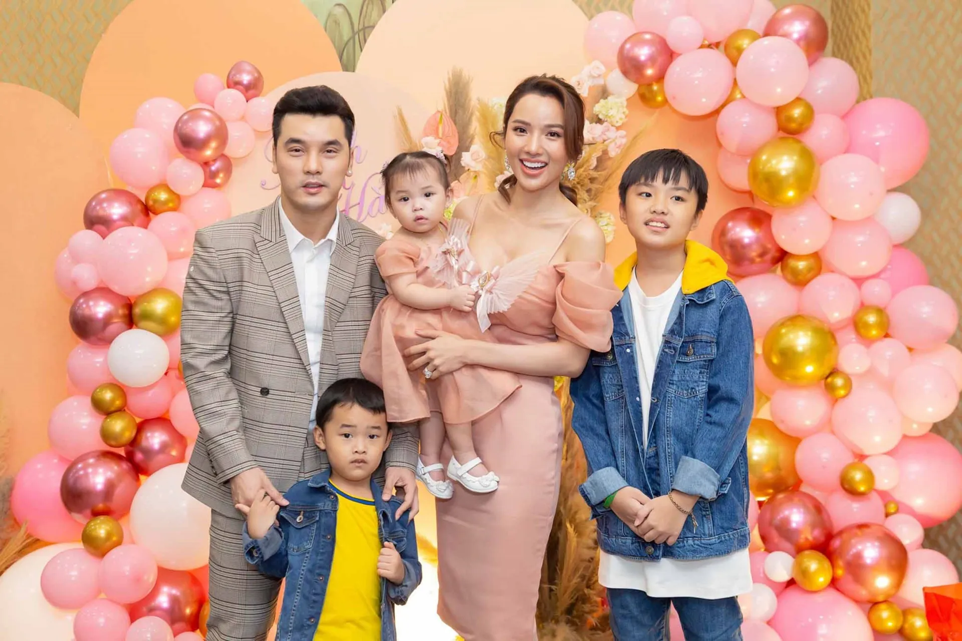 ung-hoang-phuc-dat-ten-cho-con-theo-ho-nguyen-y-nghia (1)