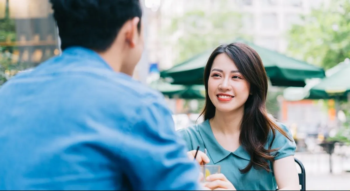 nguoi-dan-ong-di-xem-mat-100-buoi-van-doc-than (1)