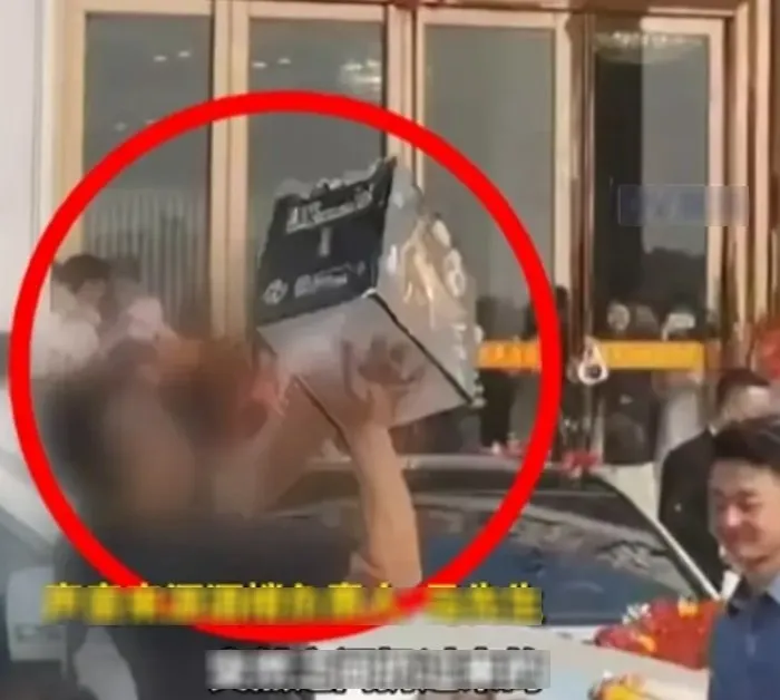 co-dau-thay-canh-tuong-lien-bao-canh-sat (4)