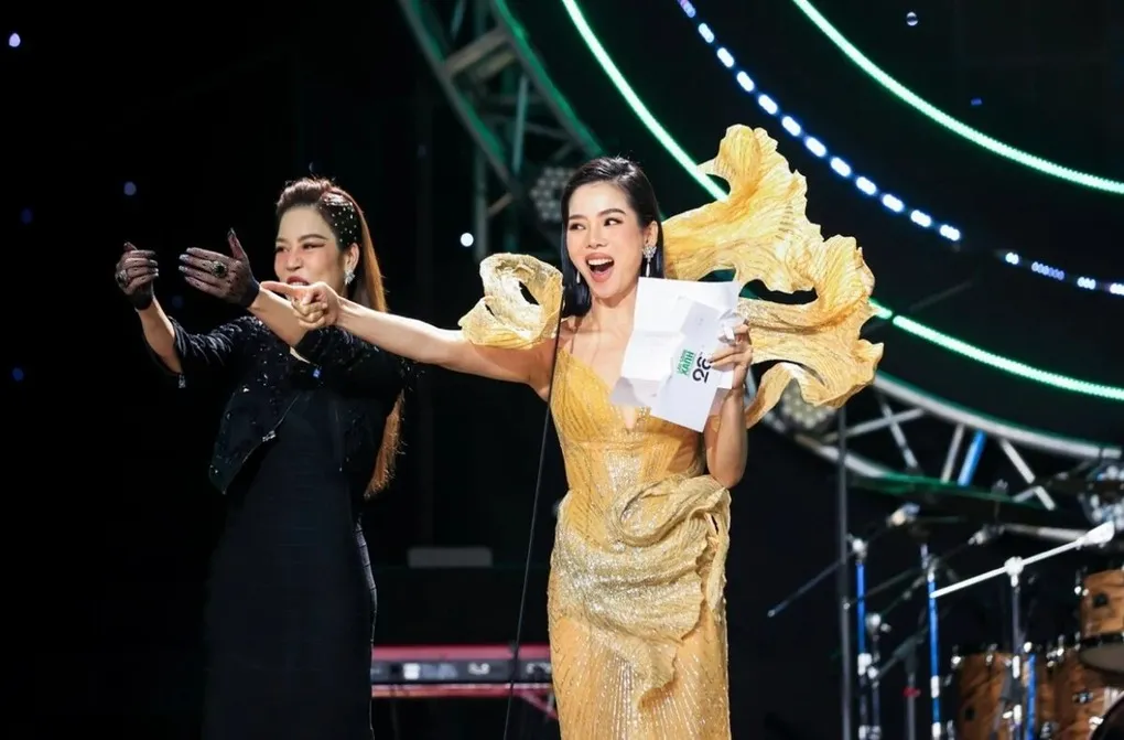 le-quyen-len-tieng-xin-loi-sau-su-co-trao-giai (1)