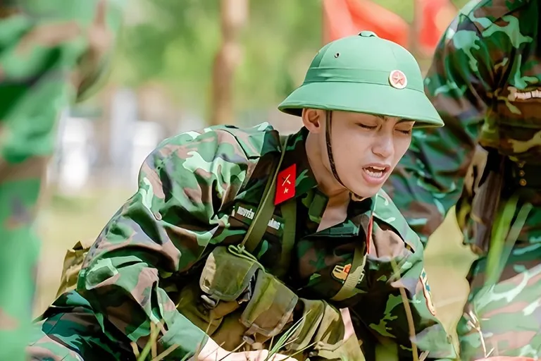 MONO-bat-khoc-khi-gap-ran (3)