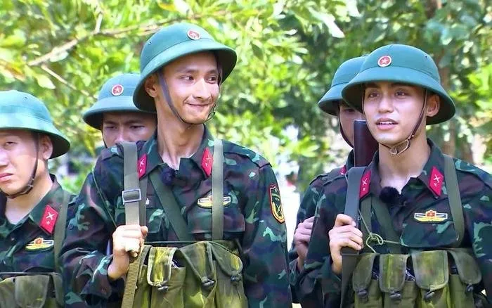 MONO-bat-khoc-khi-gap-ran (4)