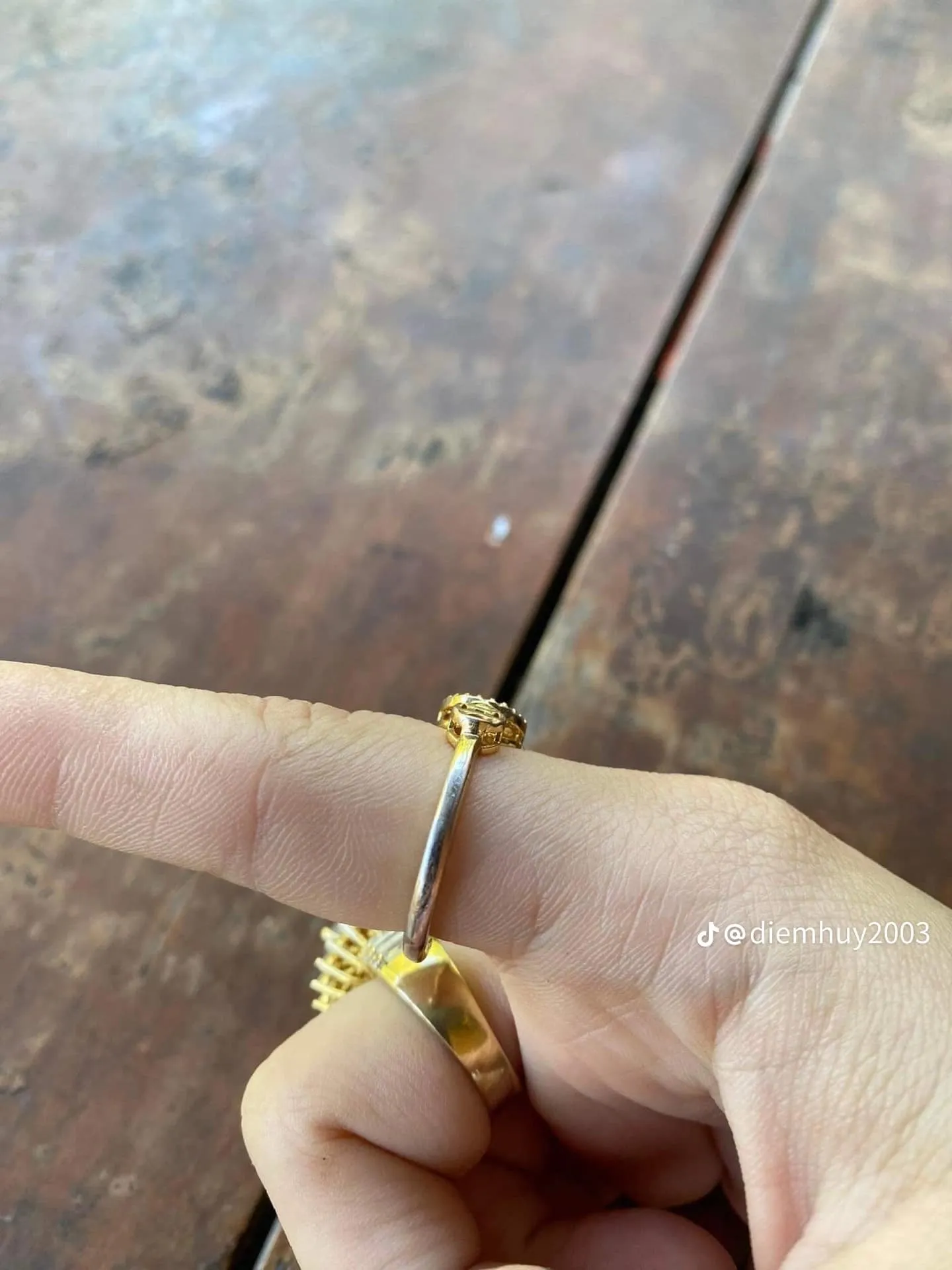 co-dau-bi-ban-than-tang-nhan-vang-gia-mung-cuoi (3)