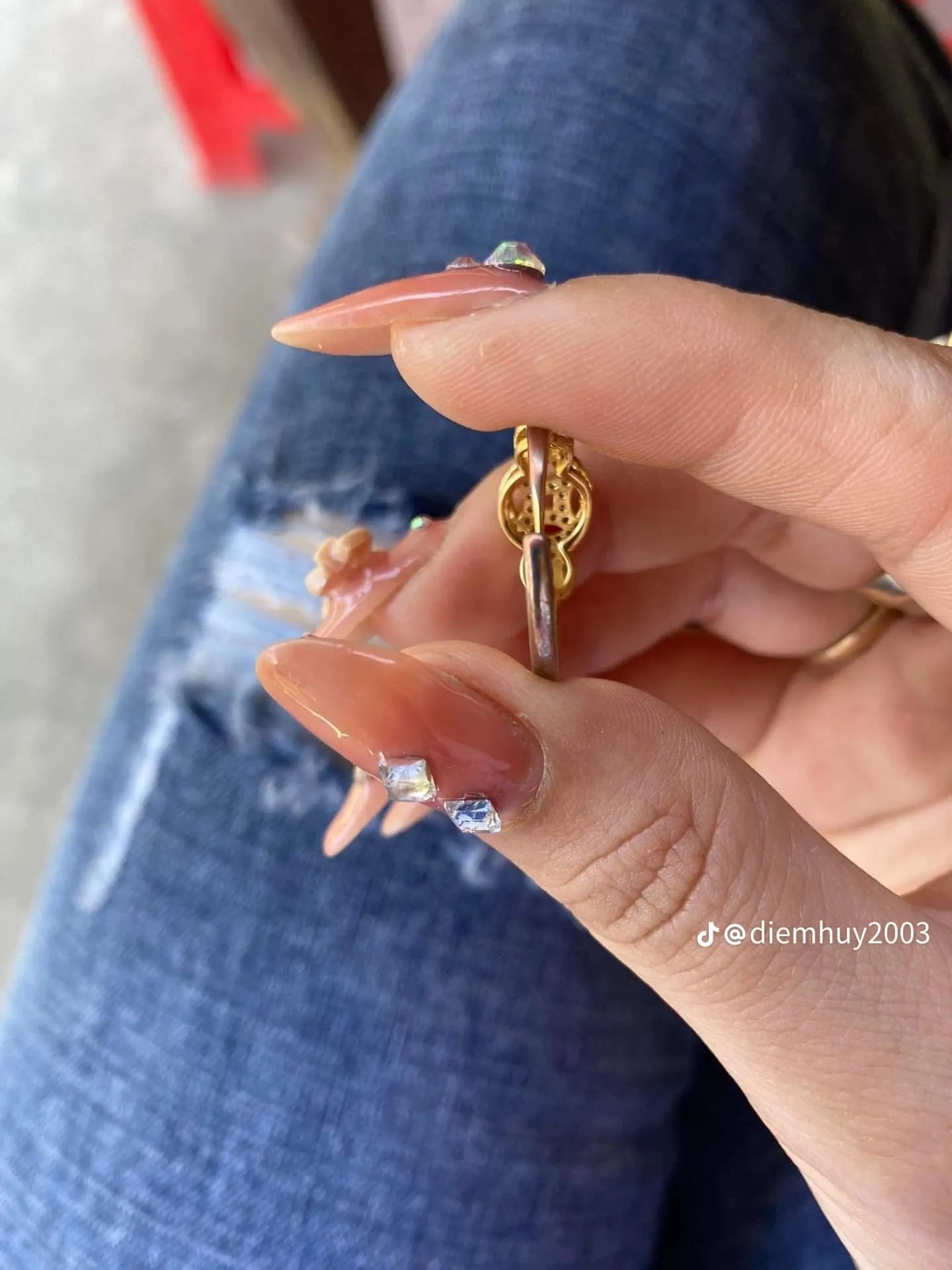 co-dau-bi-ban-than-tang-nhan-vang-gia-mung-cuoi (4)