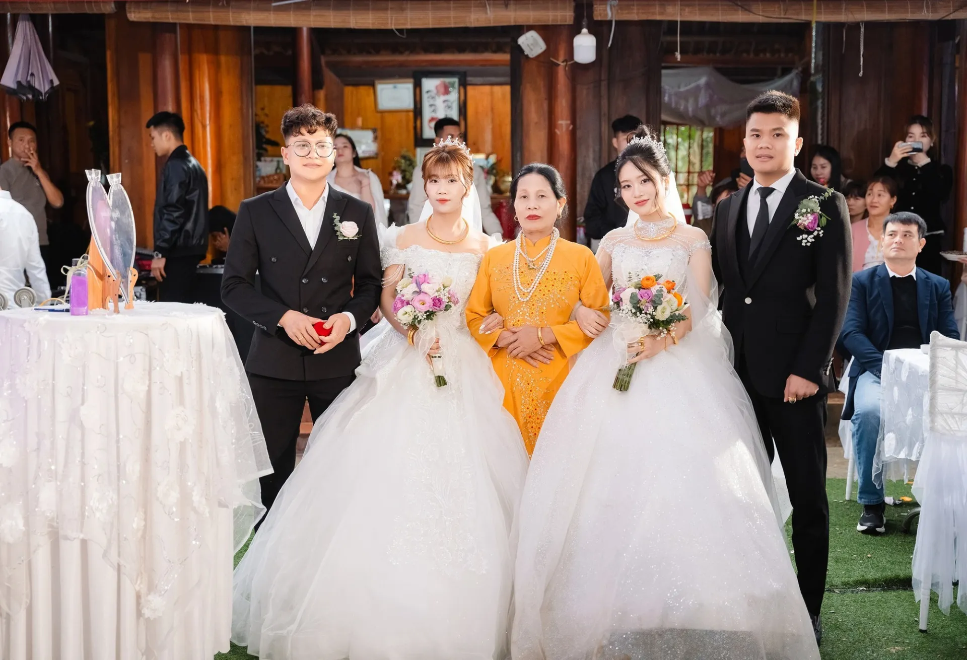 hai-anh-em-ruot-to-chuc-dam-cuoi-cung-cho-cung-ngay-gia-dinh-ban-dau-phan-doi (1)