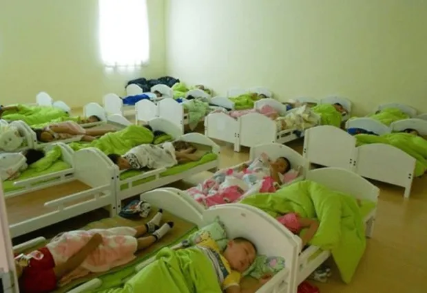 phu-huynh-buc-xuc-khi-thay-anh-con-ngu-trua-do-co-giao-gui (2)