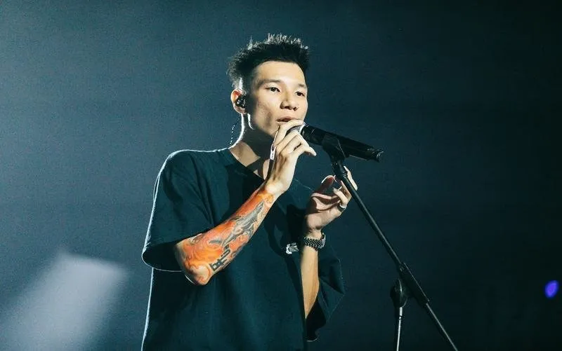 mck-gay-tranh-cai-khi-dat-cup-lan-song-xanh-tren-thung-rac (4)