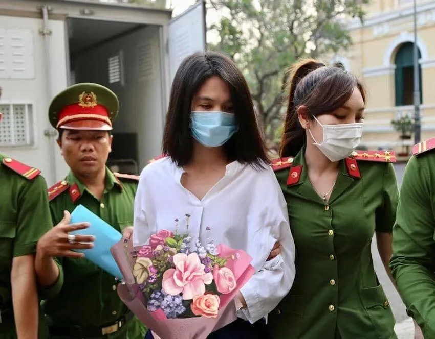 nu-dai-uy-cong-an-ap-giai-ngoc-trinh-gay-sot (4)