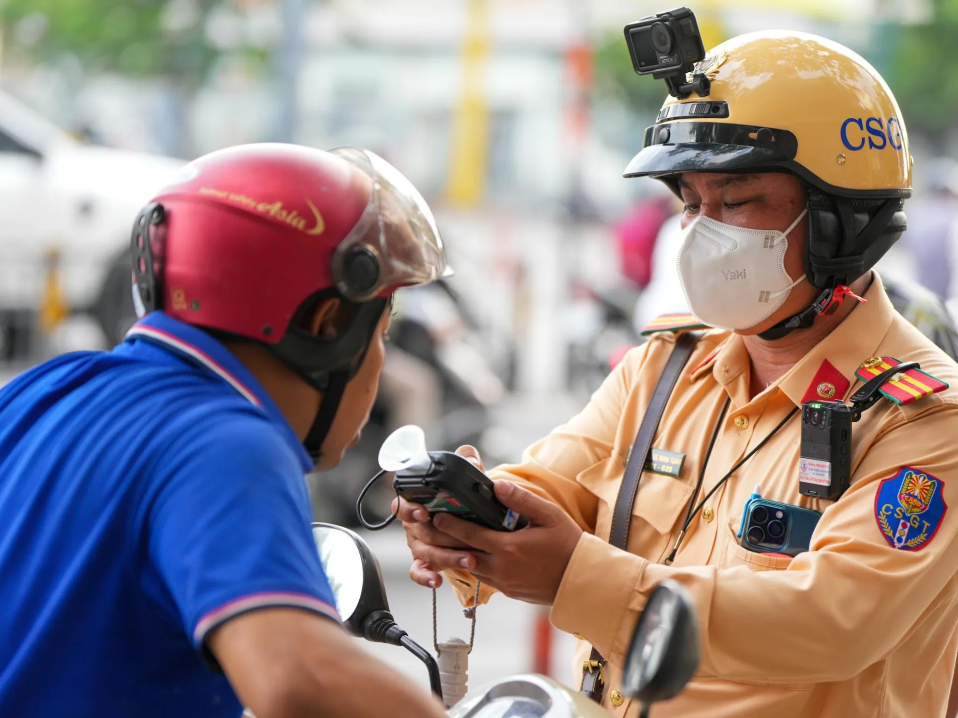 vi-sao-uong-ruou-gan-1-ngay-van-con-nong-do-con (4)