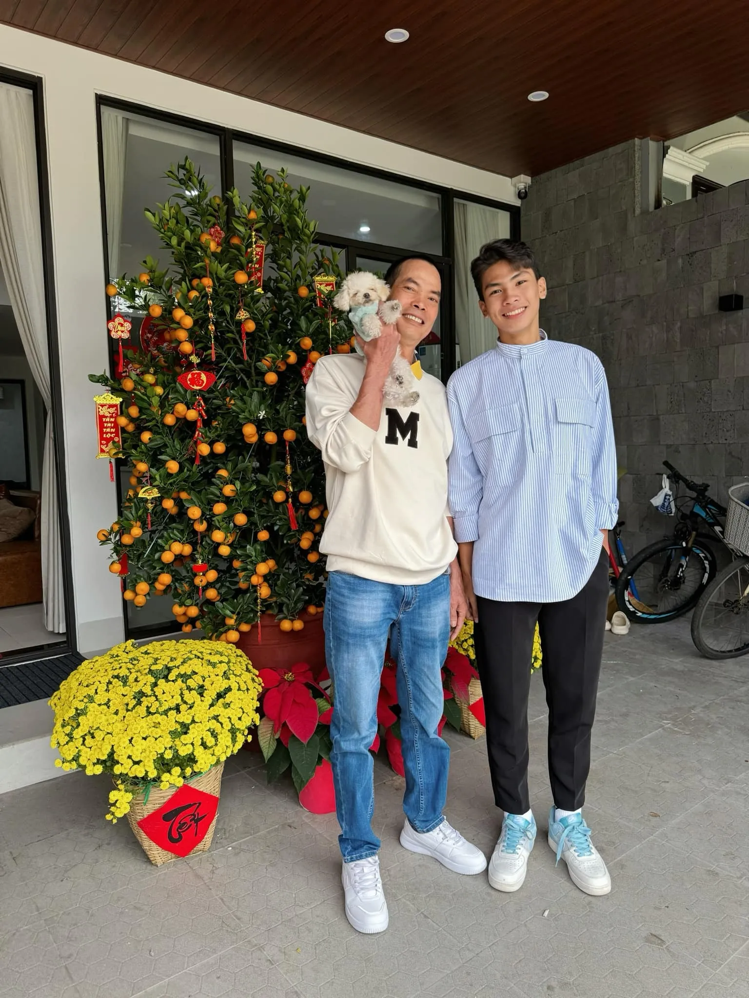 hoa-hau-tieu-vy-khoe-em-trai (3)