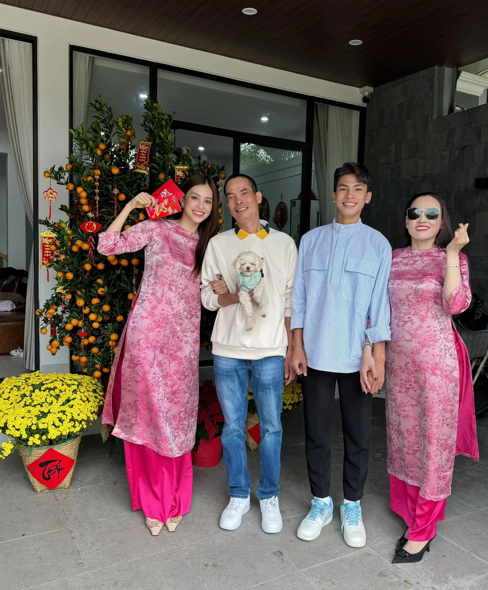 hoa-hau-tieu-vy-khoe-em-trai (6)