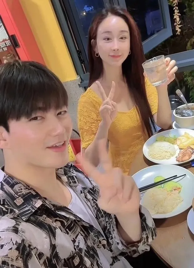 nu-dien-vien-noi-tieng-va-chong-ran-nut-dau-nam (3)