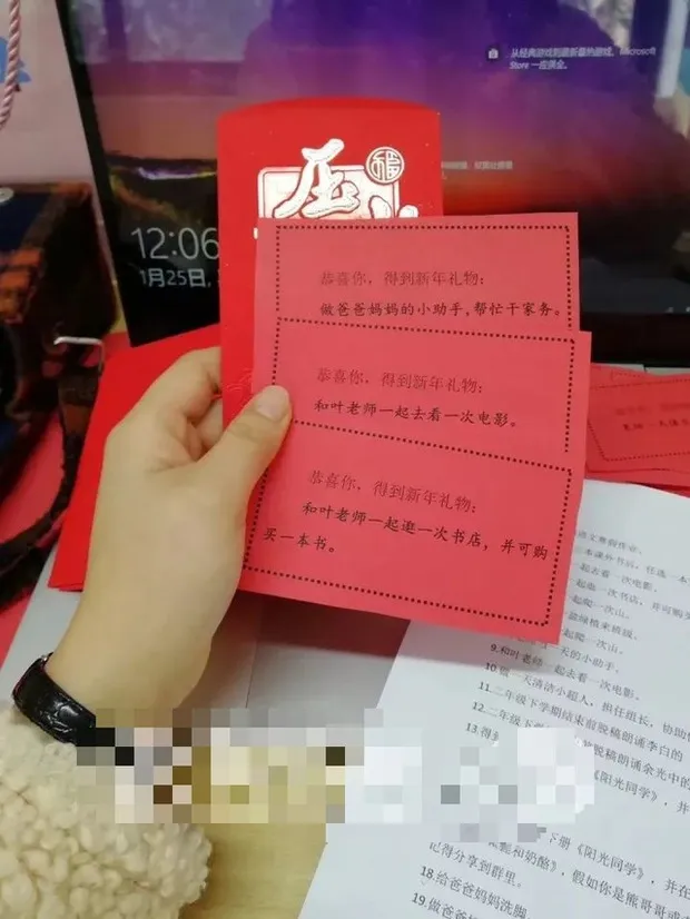 co-giao-li-xi-cho-hoc-sinh-doc-la (2)