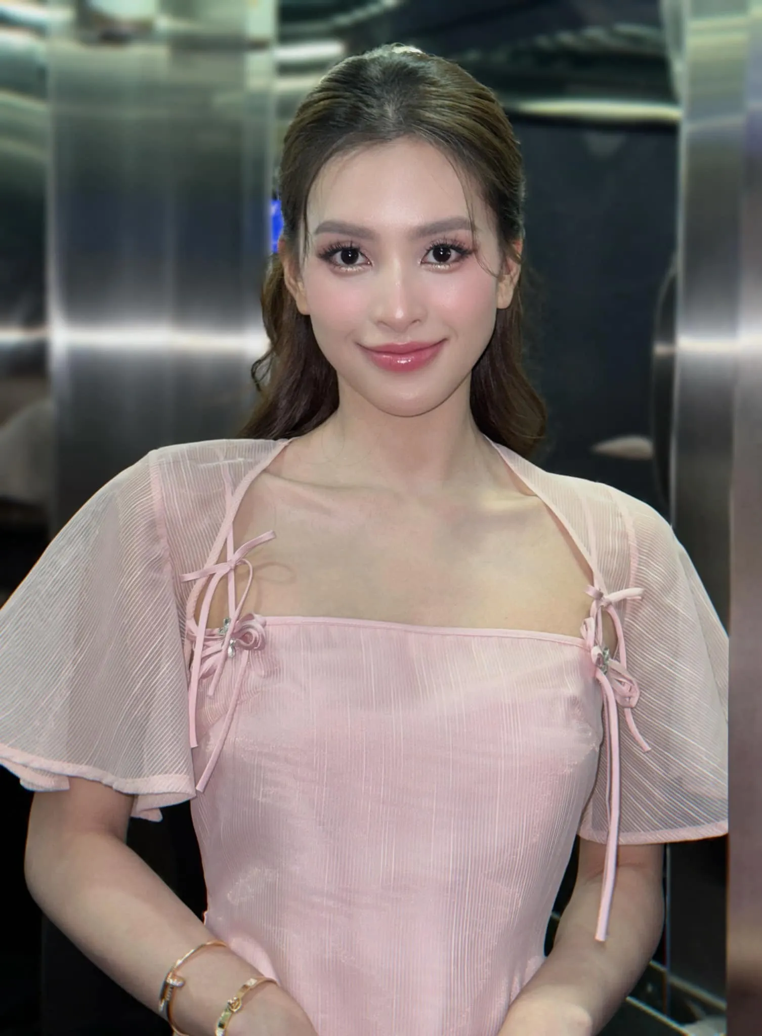 dong-nghiep-tieu-vy-an-y-co-dang-hen-ho (4)