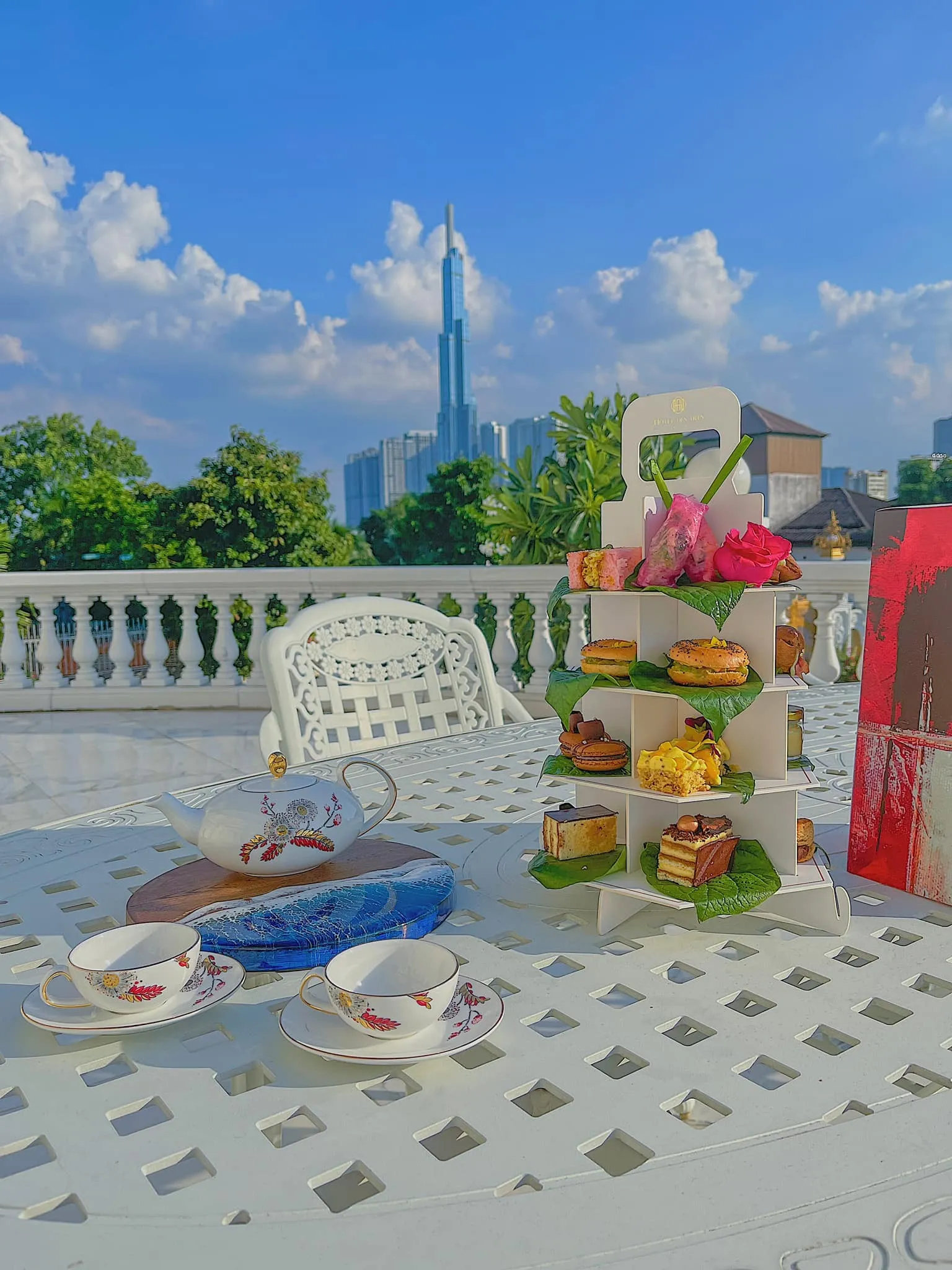 lan-khue-trang-tri-cung-dien-dat-vang-don-tet (4)