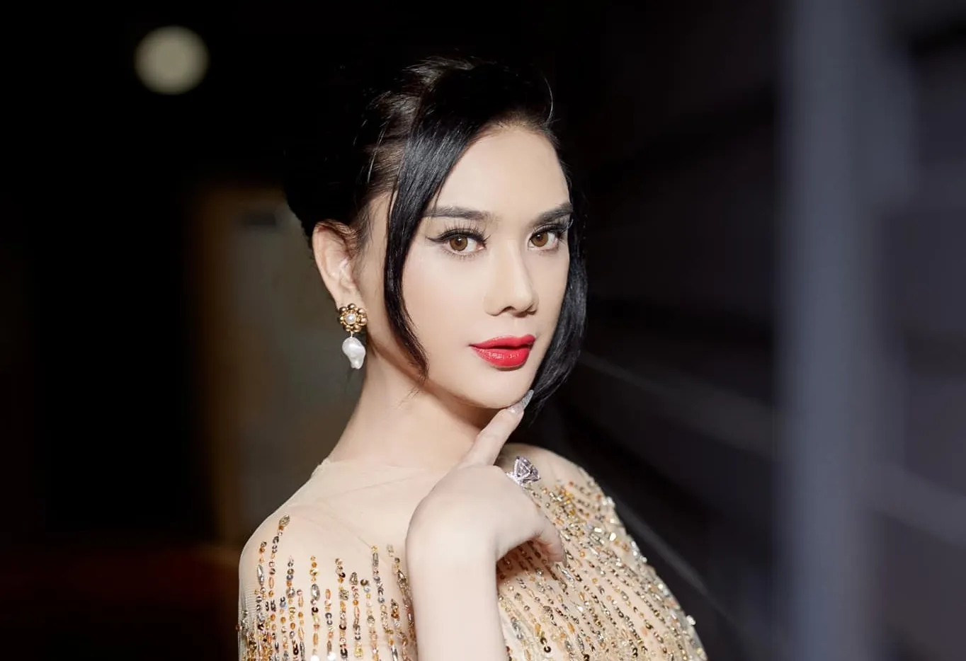 lam-khanh-chi-an-y-dang-doc-than-da-chia-tay-ban-trai-tin-don-kem-21-tuoi (1)