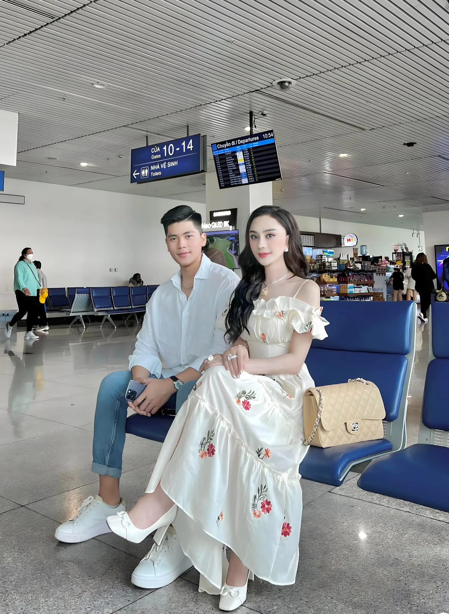 lam-khanh-chi-an-y-dang-doc-than-da-chia-tay-ban-trai-tin-don-kem-21-tuoi (5)