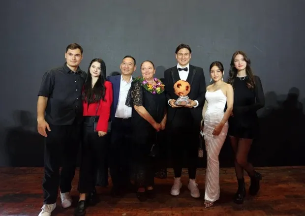 ban-gai-tin-don-cua-dang-van-lam-chiem-spotlight-tai-qua-bong-vang (1)