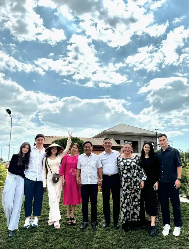 ban-gai-tin-don-cua-dang-van-lam-chiem-spotlight-tai-qua-bong-vang (3)