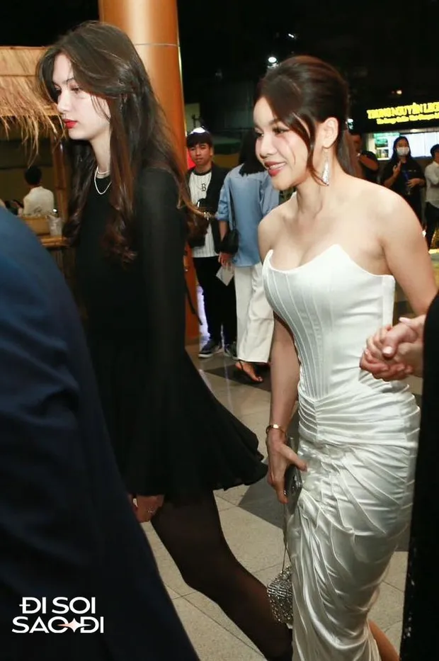 ban-gai-tin-don-cua-dang-van-lam-chiem-spotlight-tai-qua-bong-vang (9)