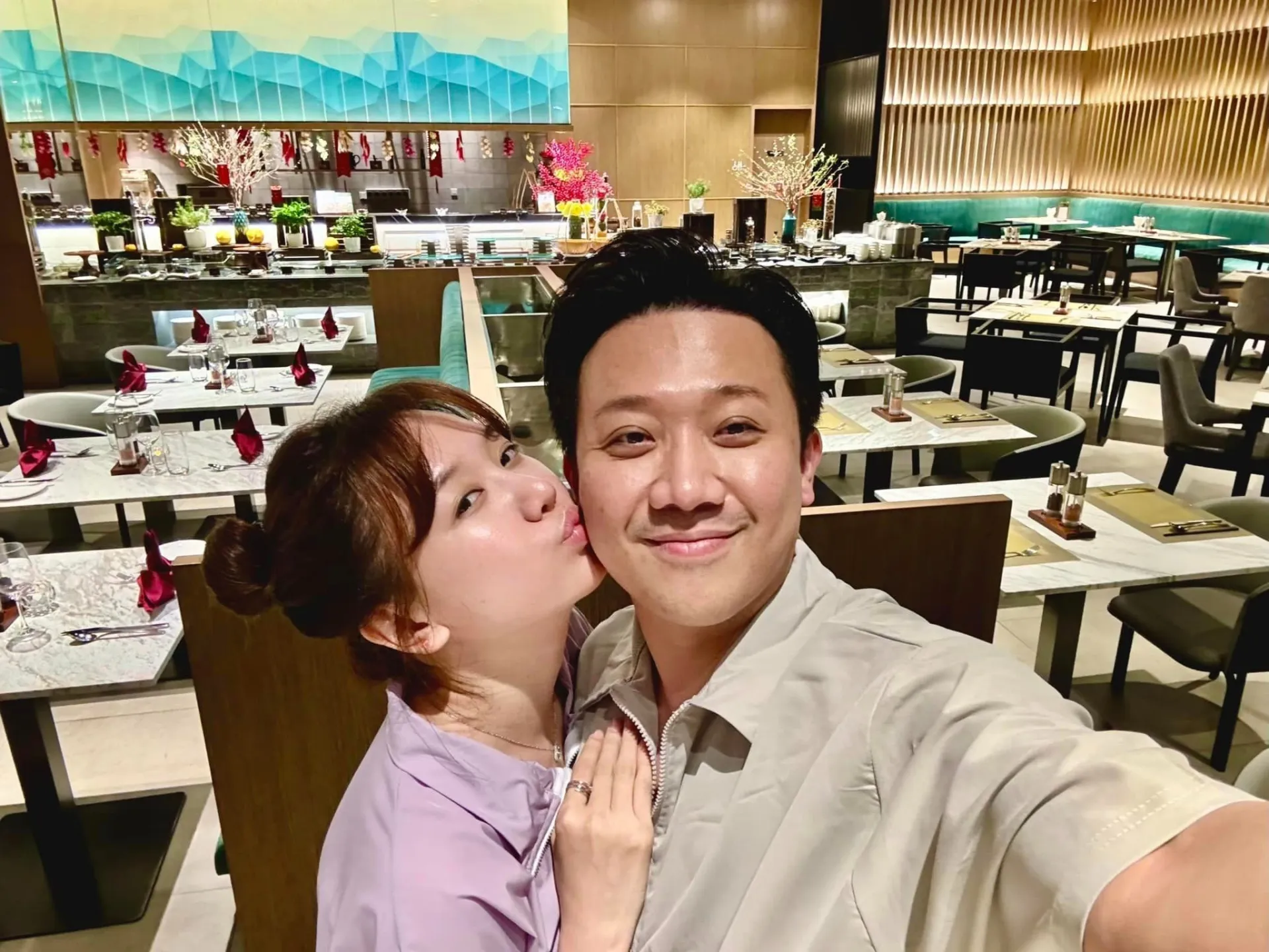 tran-thanh-hari-won-thoai-mai-hon-hit-o-noi-dong-nguoi (1)