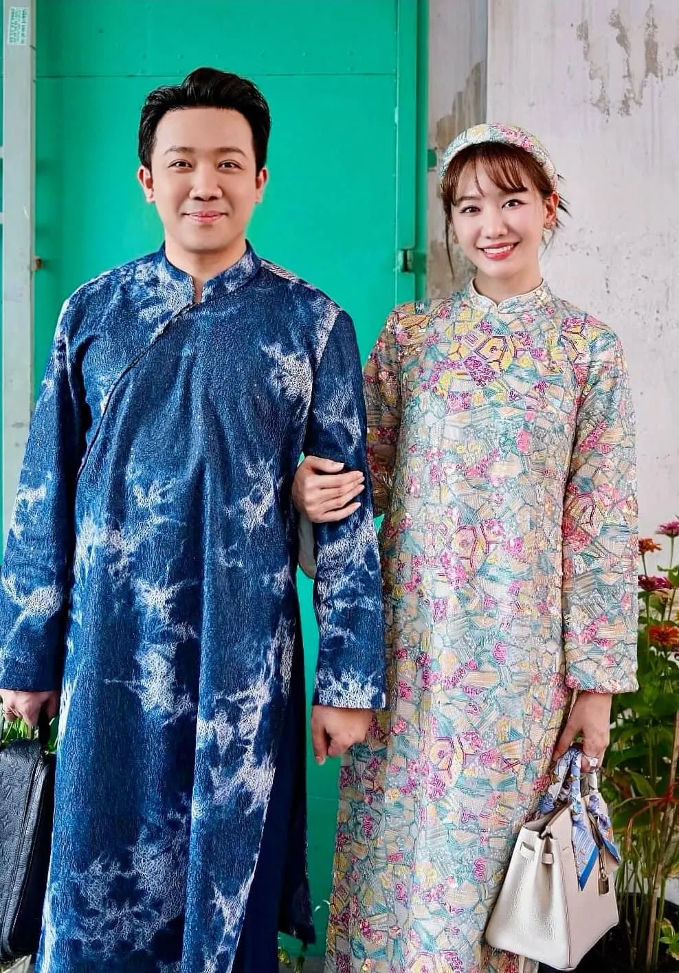 tran-thanh-hari-won-thoai-mai-hon-hit-o-noi-dong-nguoi (3)