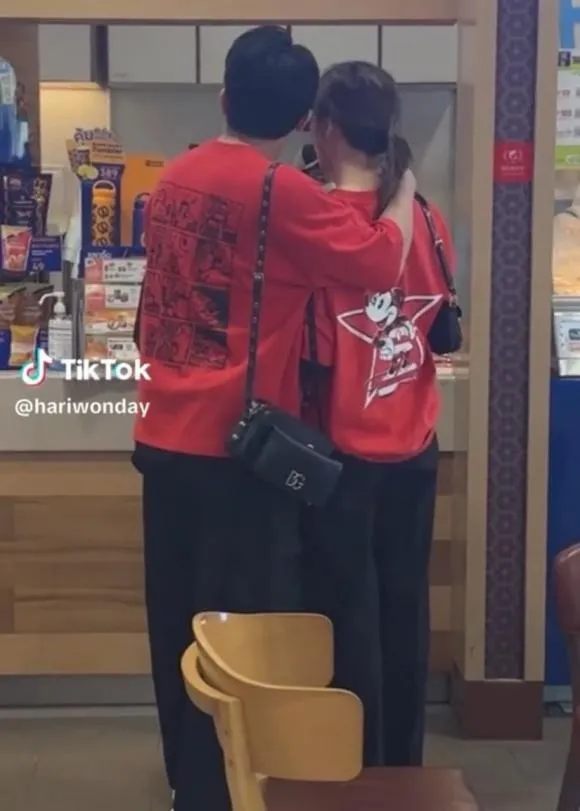 tran-thanh-hari-won-thoai-mai-hon-hit-o-noi-dong-nguoi (4)