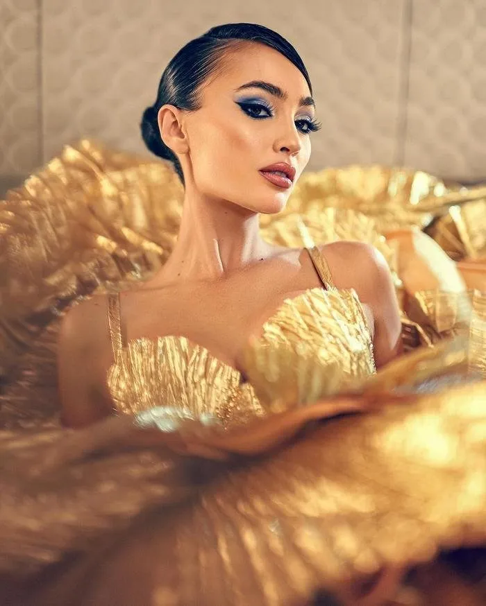 doc-la-thiet-ke-tu-vo-keo-chocolate-cua-miss-universe-2022 (4)