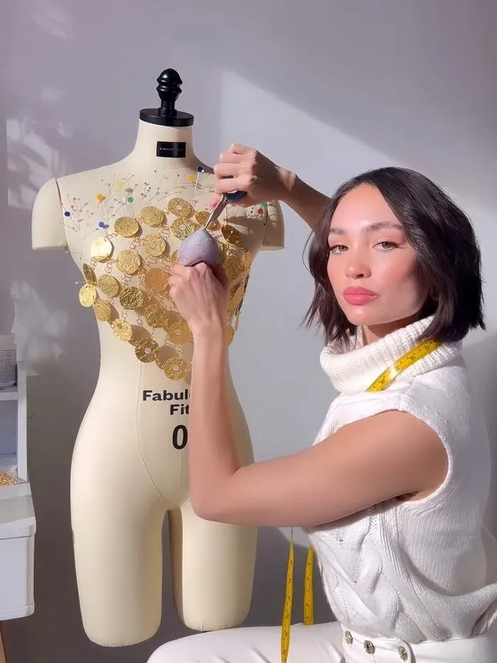 doc-la-thiet-ke-tu-vo-keo-chocolate-cua-miss-universe-2022 (7)