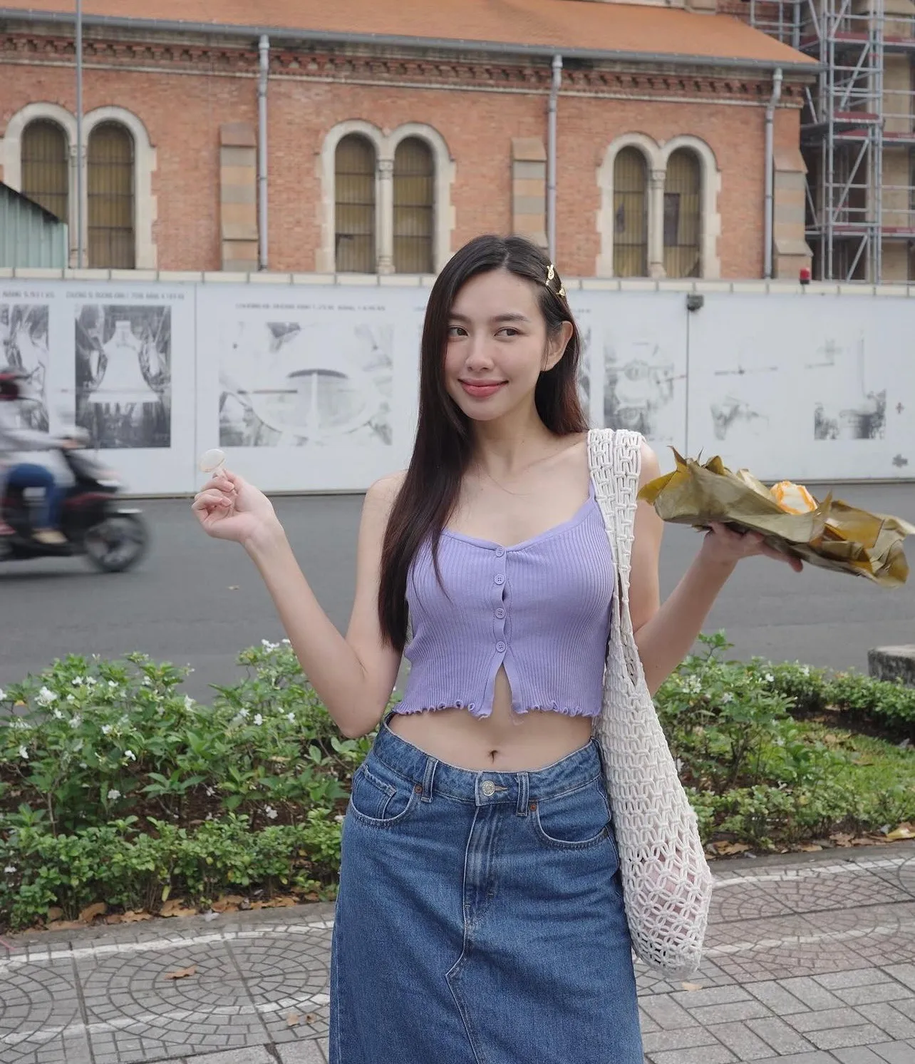 hoa-hau-thuy-tien-khoe-nhan-sac-nong-bong-tren-dat-thai-lan