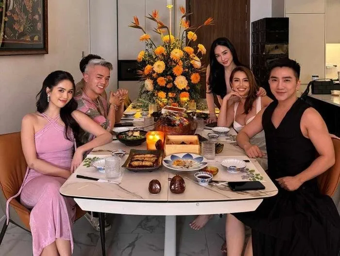 ngoc-trinh-duoc-ban-be-tang-mon-qua-xa-xi-nhung-dan-tinh-lai-day-len-tranh-cai (5)