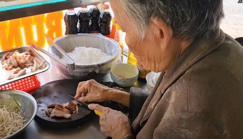 nu-dai-gia-tay-do-tien-bac-dem-khong-xue-nay-phai-di-ban-banh-mi (2)