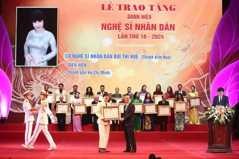 nghe-si-thanh-dien-cam-bang-khen-den-mo-vo-bat-khoc (2)