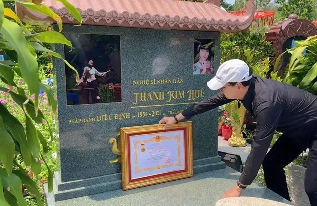 nghe-si-thanh-dien-cam-bang-khen-den-mo-vo-bat-khoc (7)