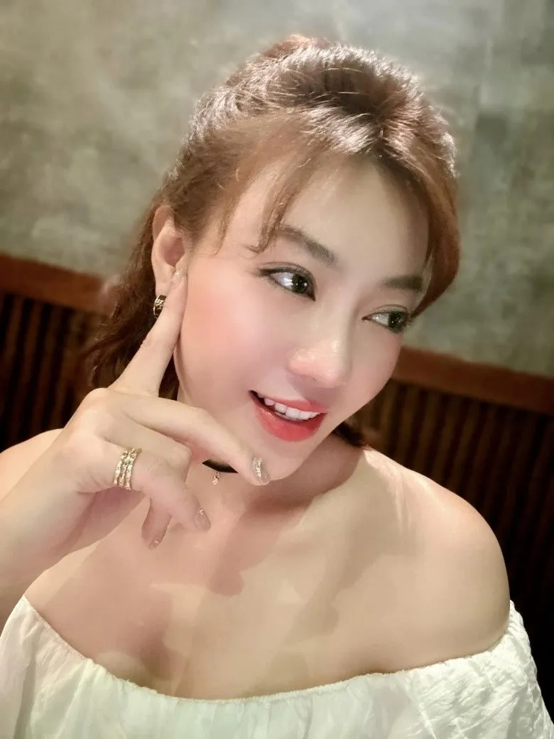 vua-cong-bo-ly-hon-chong-thanh-huong-da-xac-nhan-dang-hen-ho (6)