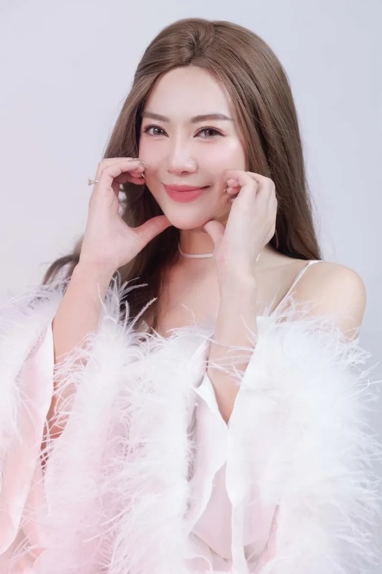 vua-cong-bo-ly-hon-chong-thanh-huong-da-xac-nhan-dang-hen-ho (7)