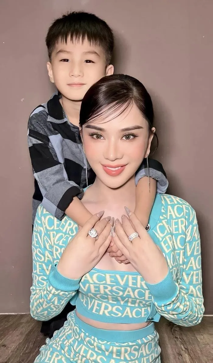 lam-khanh-chi-xin-loi-con-trai (3)