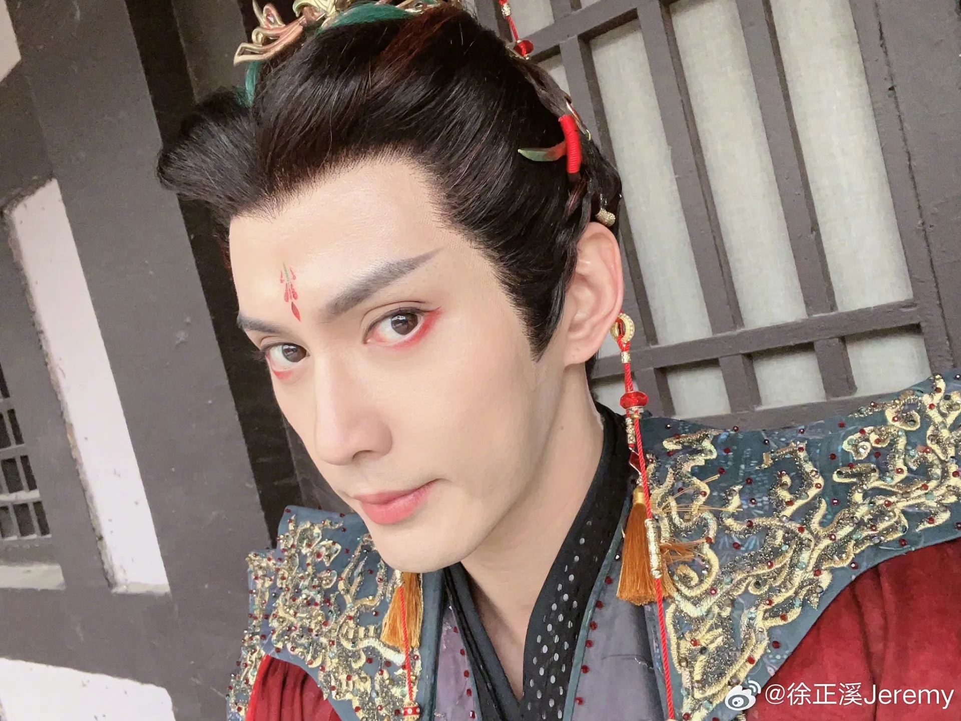 nam-dien-vien-dinh-dam-bat-ngo-rut-khoi-lan-giai-tri (4)