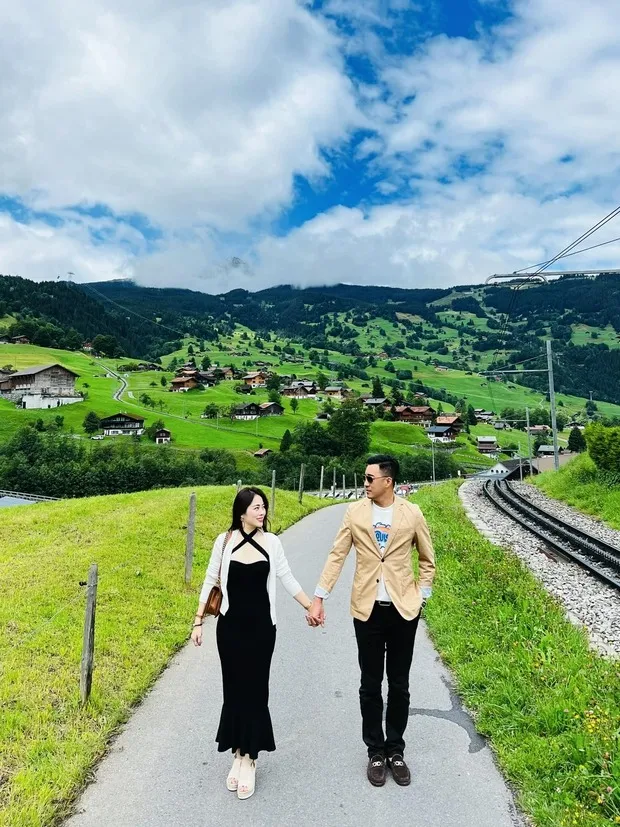 hot-mom-hang-tui-dien-vay-cuoi-giong-son-ye-ji (3)