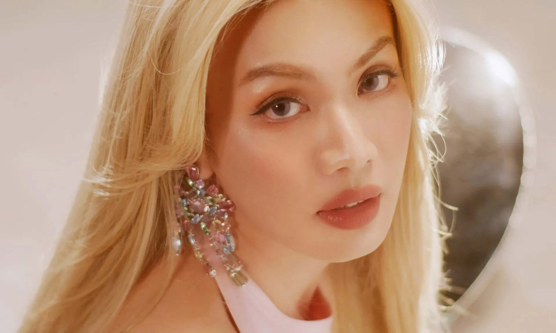 nang-tien-ca-anh-vien-do-sac-luna-dao