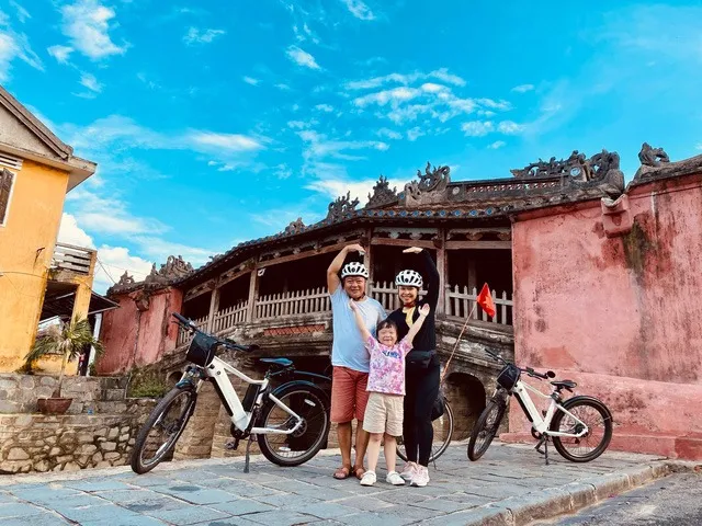 nguoi-cha-mac-do-khung-long-don-con-gai-gay-sot (4)