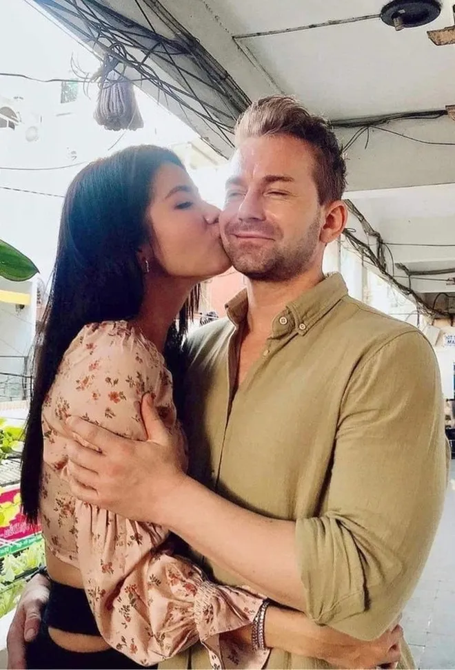 he-lo-thiep-cuoi-co-1-0-2-cua-minh-tu-va-chong-tay (4)